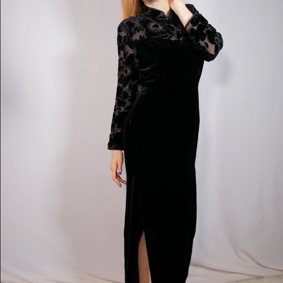 Cheongsam Black Velvet Dress
Sheer and Floral Collar and Sleeves
Circa 1990s - Picture 13 of 15